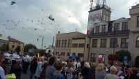 dzieci i rodzice maszerują ulicami miasta Mszczonów