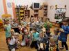 dzieci prezentują własnoręcznie wykonane lampiony