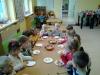 Dzieci degustują sałatki