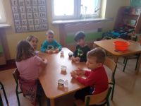 Dzieci z gr. Zajączki podczas zajęcia prowadzonego metodami aktywnymi 10.03.2020 (2)