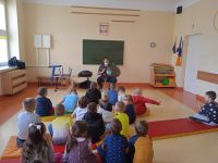 Dzieci z gr. Biedronki i Tygryski słuchają muzyki