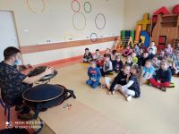 Dzieci siedzą i słuchają muzyki (2)