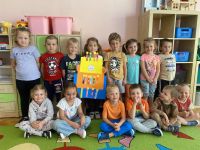 Dzieci stoją na dywanie