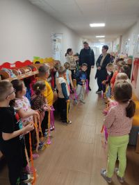 ludzie na korytarzu