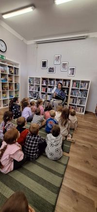 dzieci siedzą na dywanie