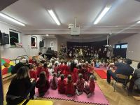 dzieci podczas występów