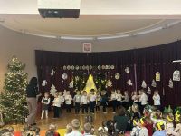 dzieci na sali widowiskowej