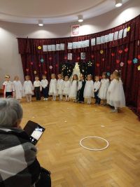 dzieci na sali stoją