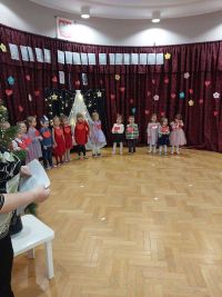 dzieci stoją obok siebie