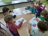 dzieci wykonują pracę plastyczną