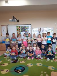 Dzieci z  grupy Żabki lubią czytać książki