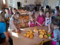 Przygotowywanie soku pomarańczowego  przez dzieci