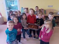 Dzieci z gr. Zajączki pieką ciasto 03.10.19